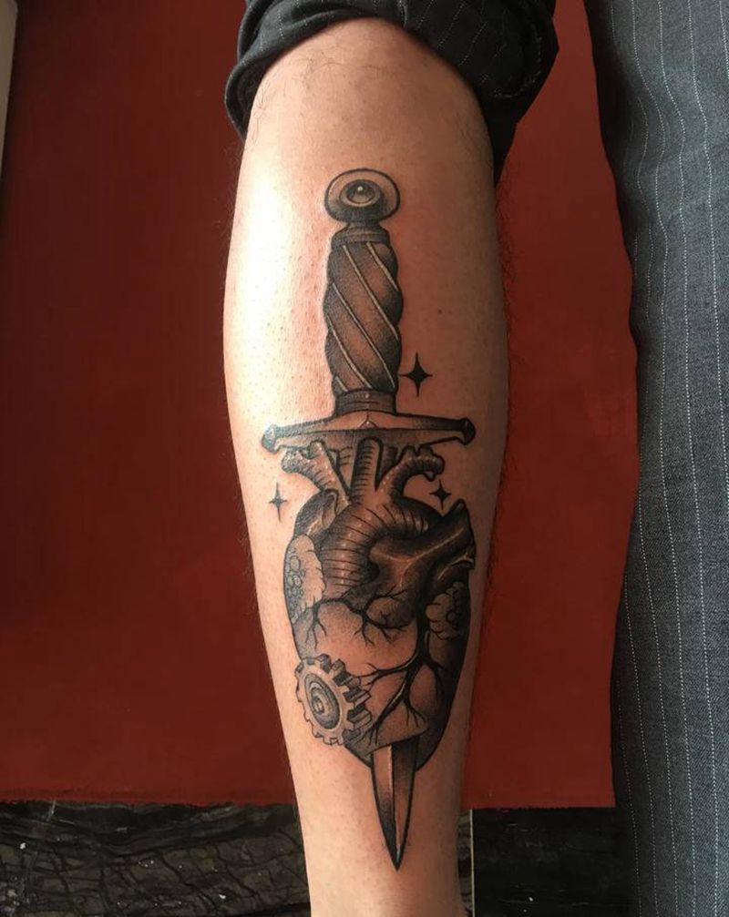 匕首与心脏纹身图片_腿部点刺纹身图案