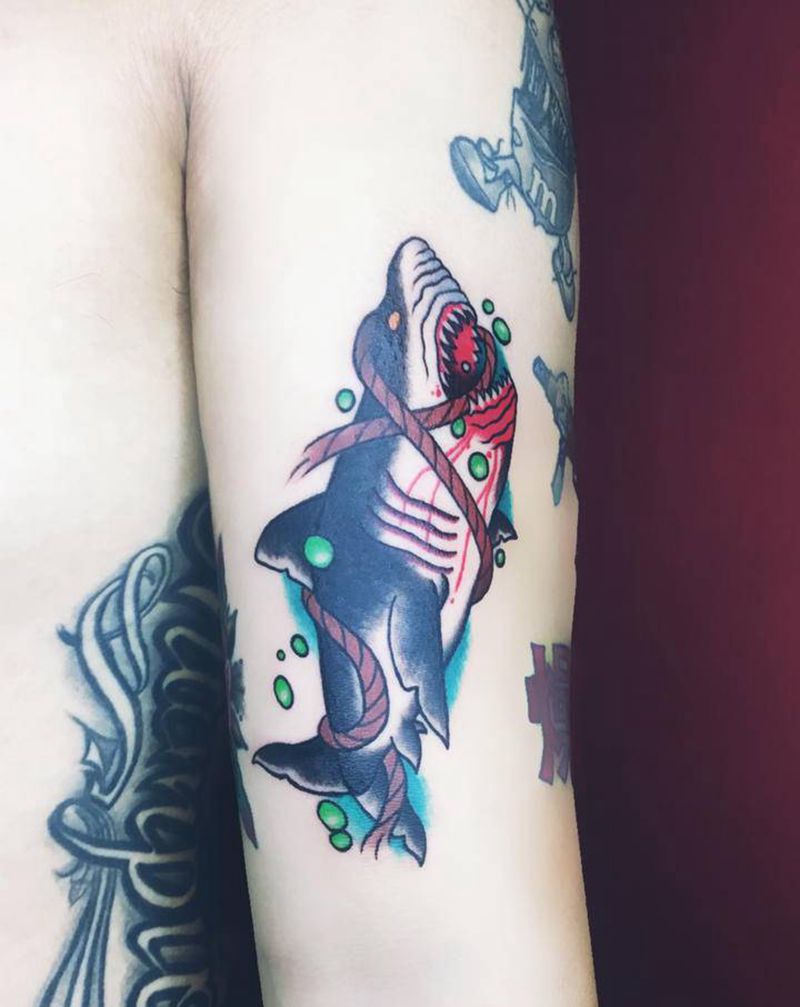 嗜血鲨鱼纹身图片_手臂Old School纹身图案