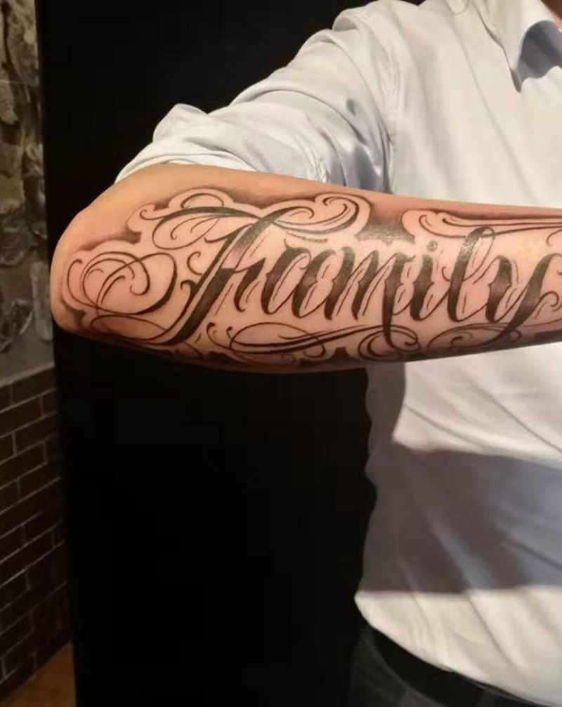 family纹身图片_手臂花体字纹身图案