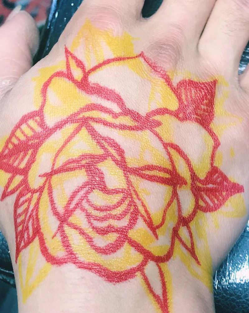 深夜 玫瑰纹身图片_手部Old School玫瑰纹身图案