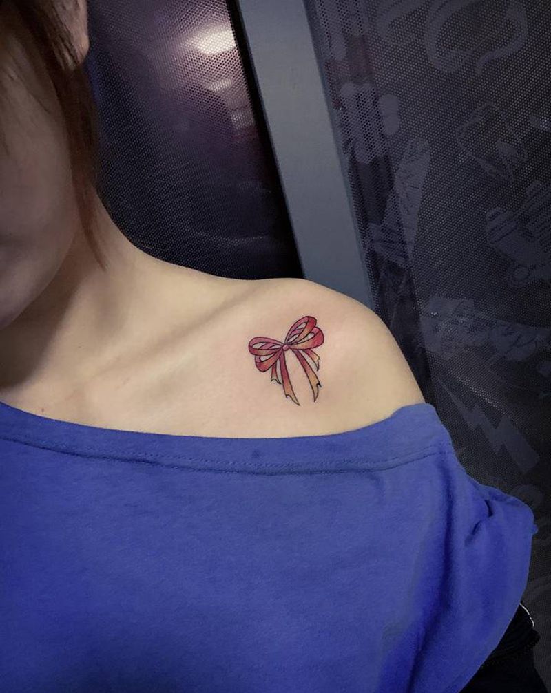 彩色蝴蝶结纹身图片_肩部水彩蝴蝶结肩部彩色纹身图案