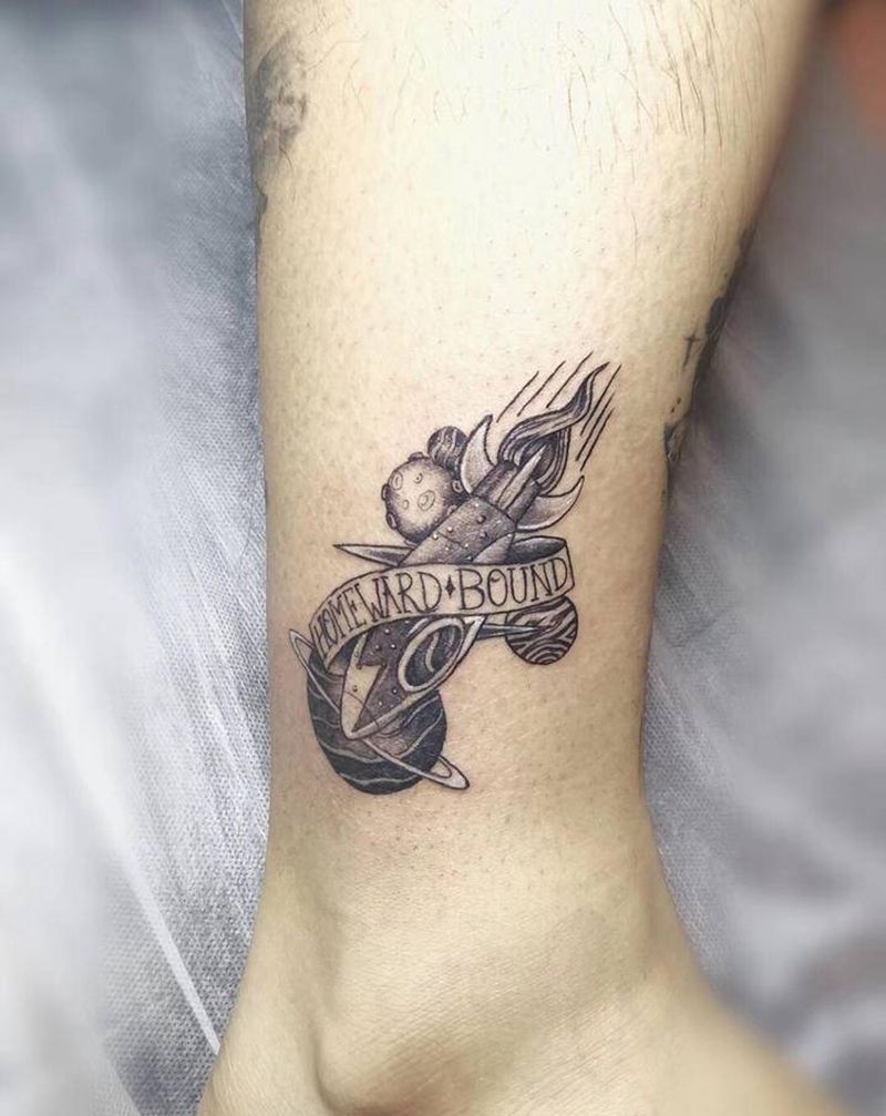 宇宙，火箭纹身图片_脚部纹身图案