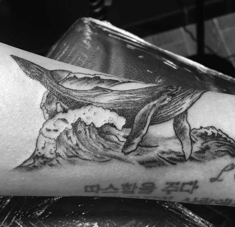 自由鲸纹身图片_手臂鲸鱼纹身图案