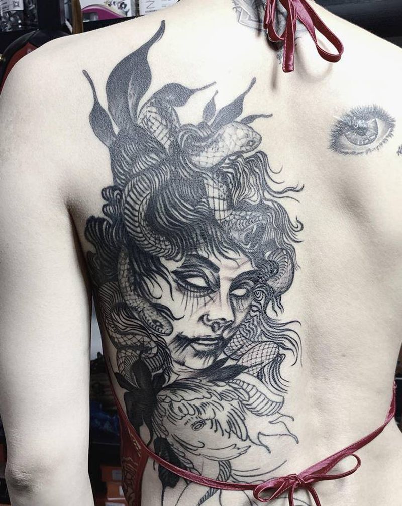 美女蛇纹身图片_背部欧美写实美女蛇欧美纹身图案