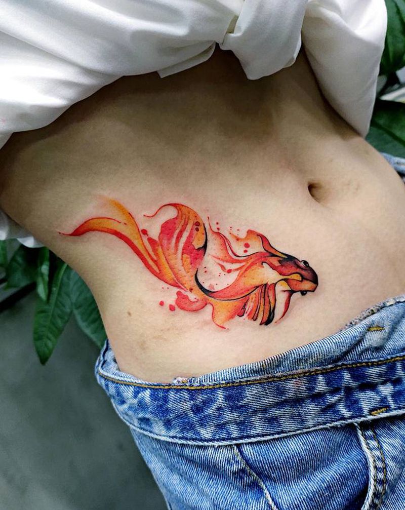 小腹金鱼纹身图片_腹部水彩纹身图案
