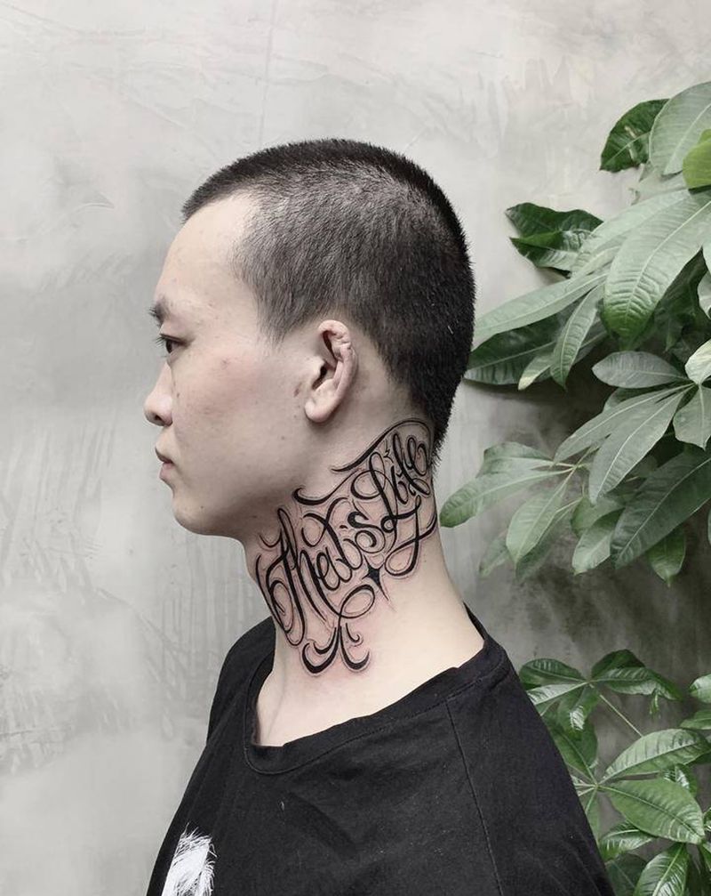 脖子花体字纹身图片_颈部花体字纹身图案