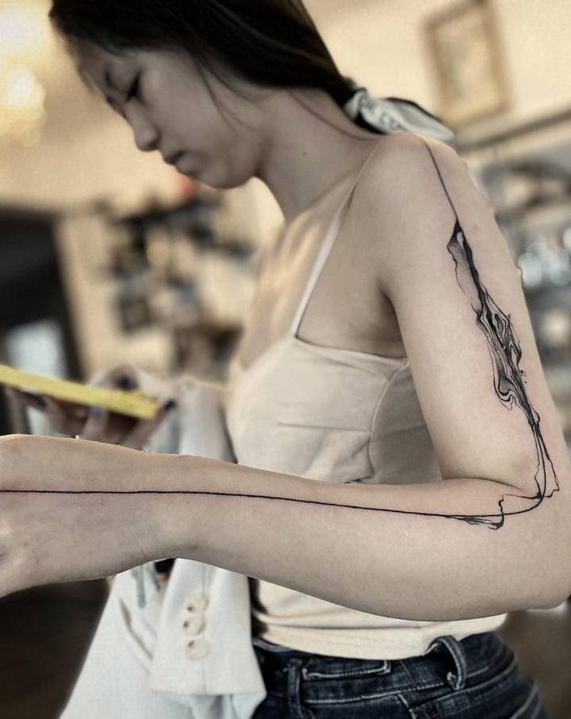 线纹身图片_手臂手部几何水墨纹身图案