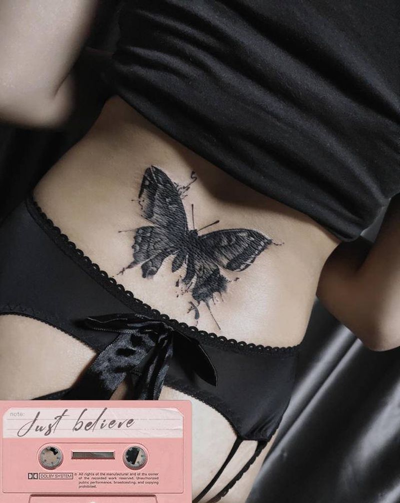 后腰蝴蝶纹身图片_腰部欧美写实水墨纹身图案