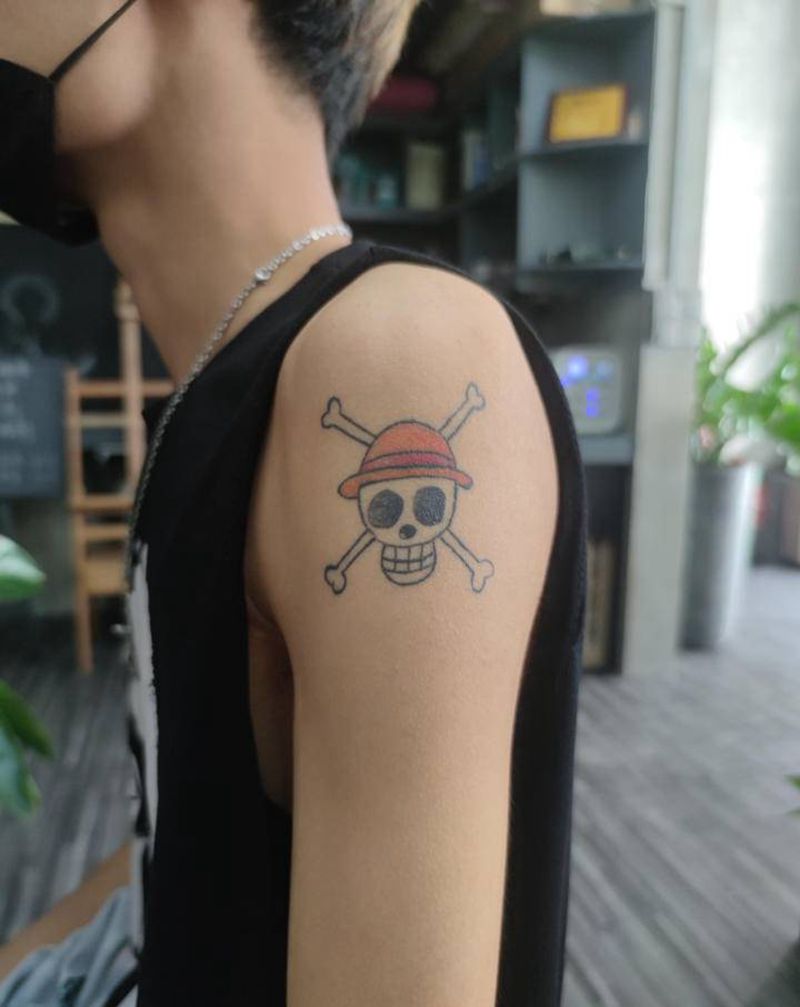 女郎遮盖纹身图片_手部New School欧美写实纹身图案