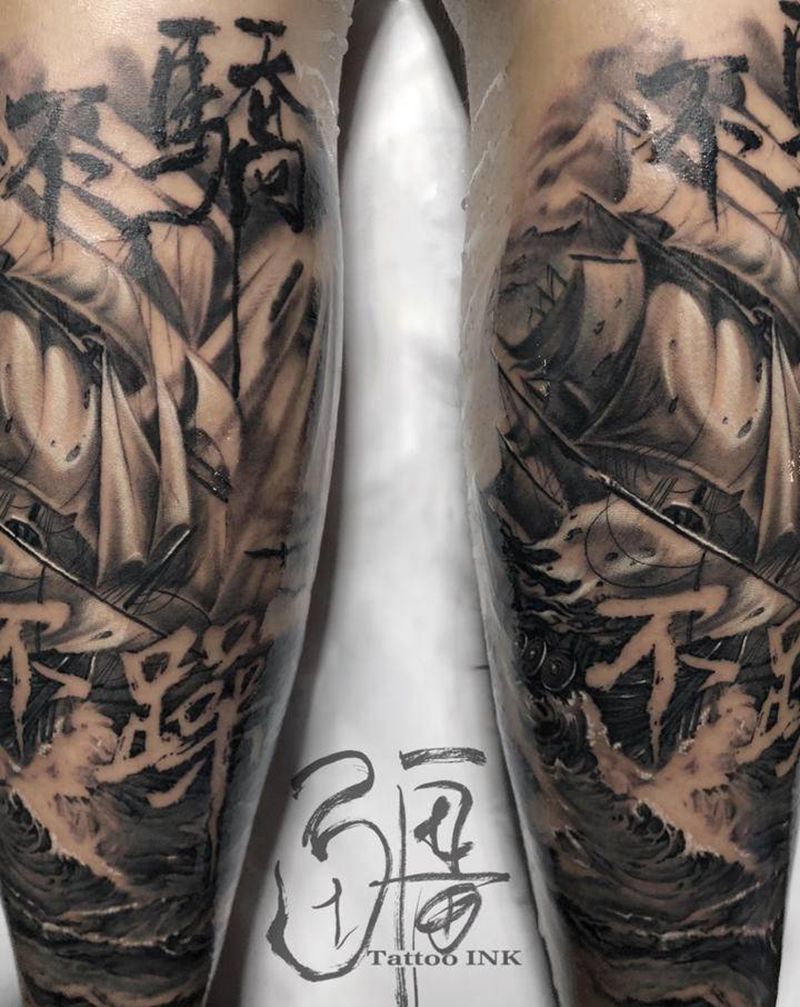 不驕不躁!纹身图片_腿部脚部欧美写实水墨帆船纹身图案