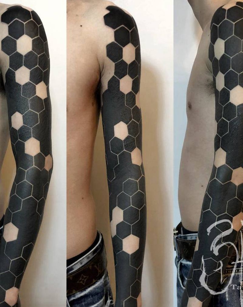 黑白格纹身图片_手部手臂黑臂纹身图案