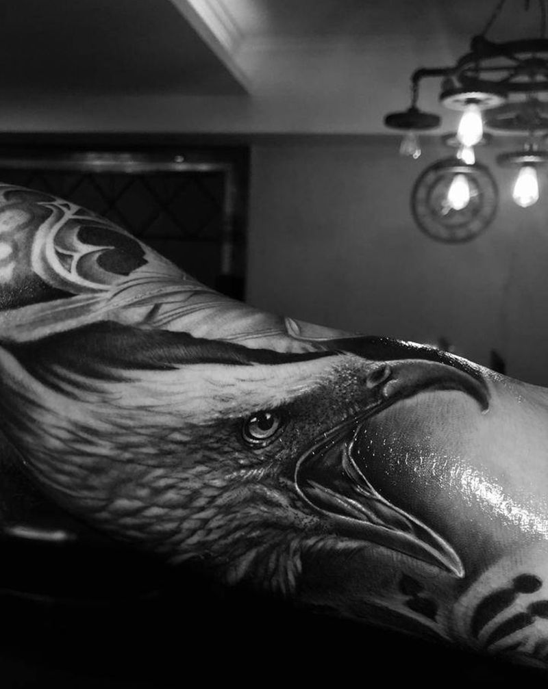 鹰纹身图片_手部手臂欧美写实纹身图案