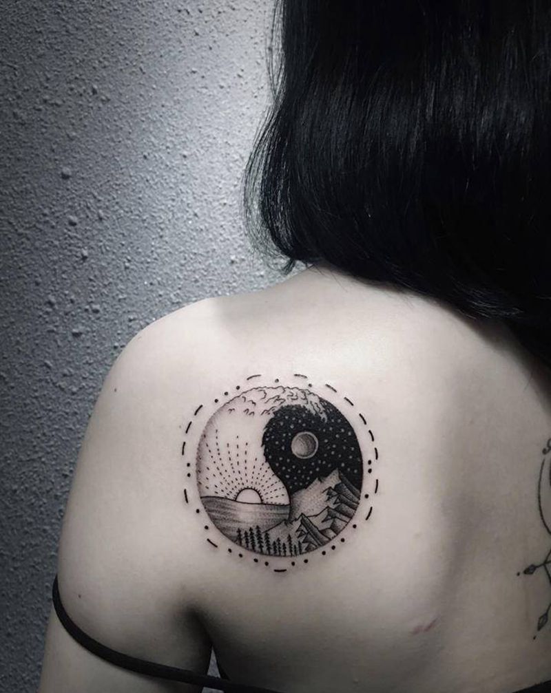 山海纹身图片_背部点刺几何纹身图案