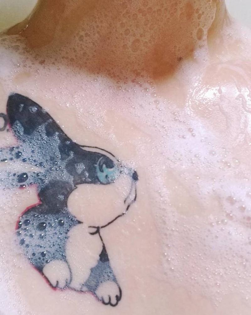 小兔子纹身图片_胸部纹身图案