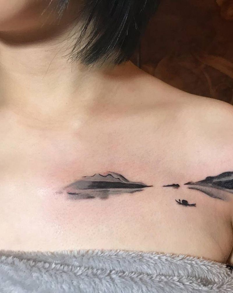 山水纹身图片_颈部胸部水墨纹身图案