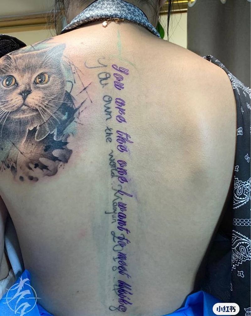 水墨字体遮盖纹身图片_背部颈部水墨花体字花体字水墨纹身图案