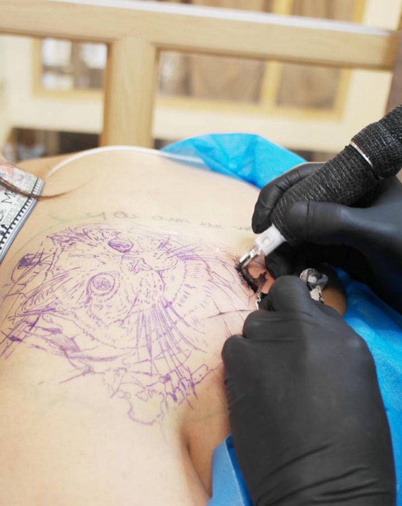 猫咪写实纹身图片_肩部背部欧美写实水墨猫咪纹身图案