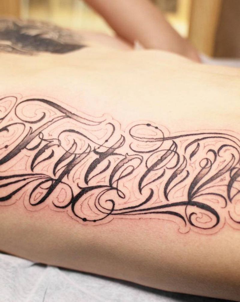 花体字纹身图片_腹部腰部花体字花体字纹身图案