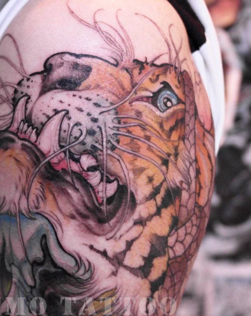 老虎➕骷髅纹身图片_肩部手臂新传统New School老虎骷髅纹身图案