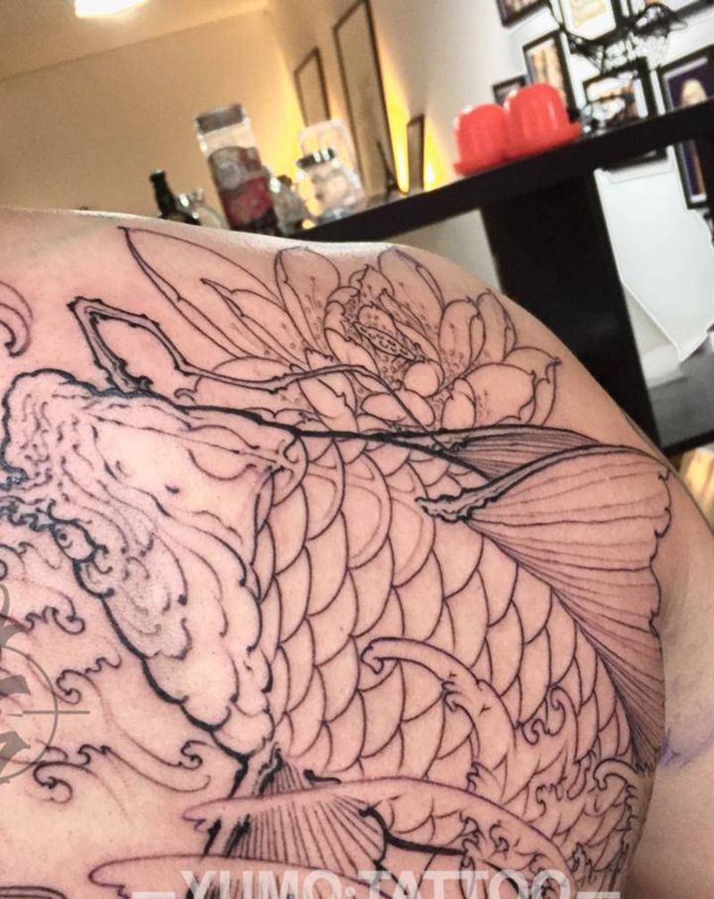 锦鲤纹身图片_肩部背部新传统New School鱼荷花纹身图案