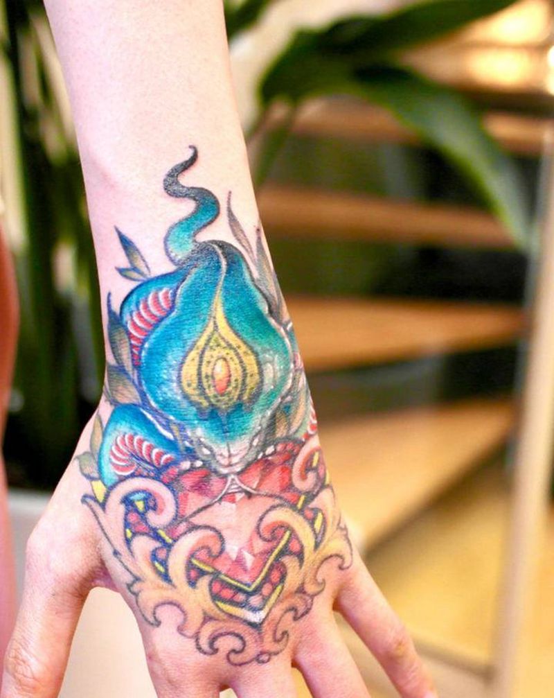 蛇➕宝石纹身图片_手臂手部New School蛇宝石纹身图案