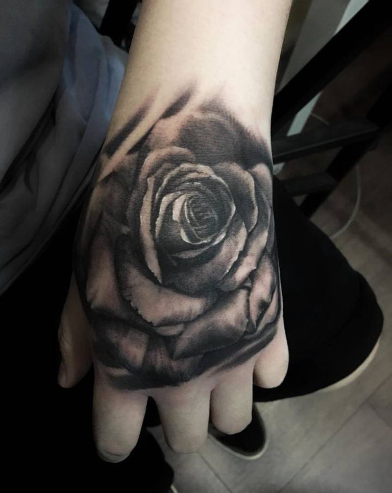 玫瑰纹身图片_手部手臂欧美写实纹身图案