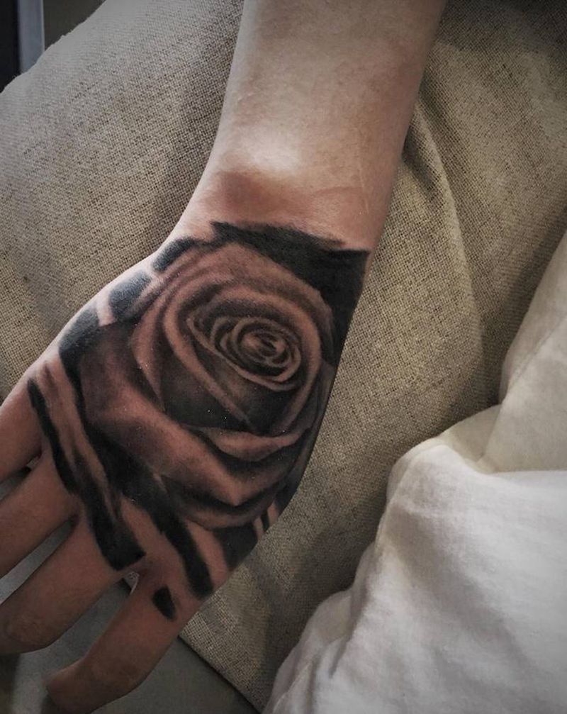 手背玫瑰纹身图片_手臂手部欧美写实纹身图案