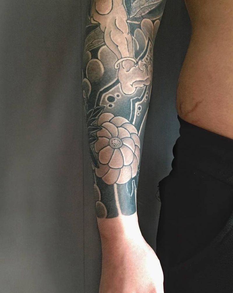 自然光下的雷神纹身图片_手臂老传统纹身图案