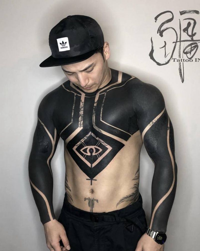 通体黑纹身图片_手臂腹部图腾纹身图案