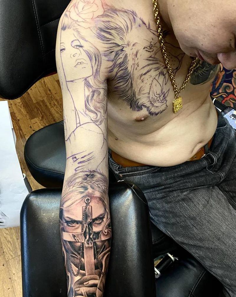 开工花臂纹身图片_手臂胸部欧美写实美女花臂纹身图案