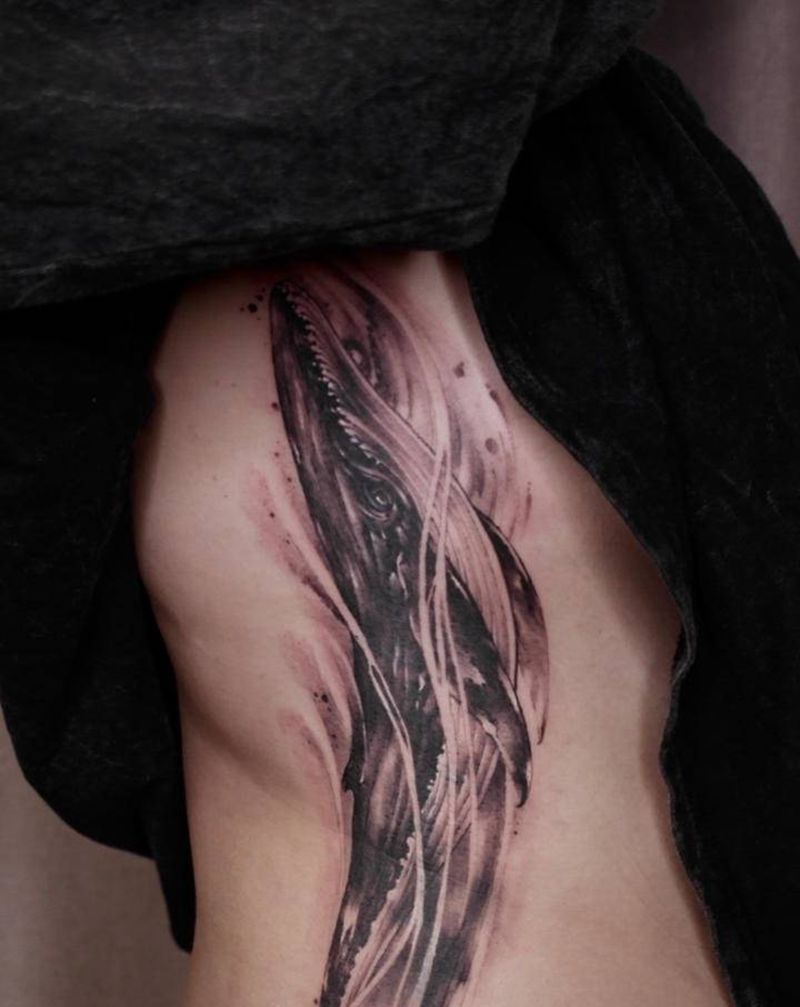 逆流而上纹身图片_腰部欧美写实水墨纹身图案