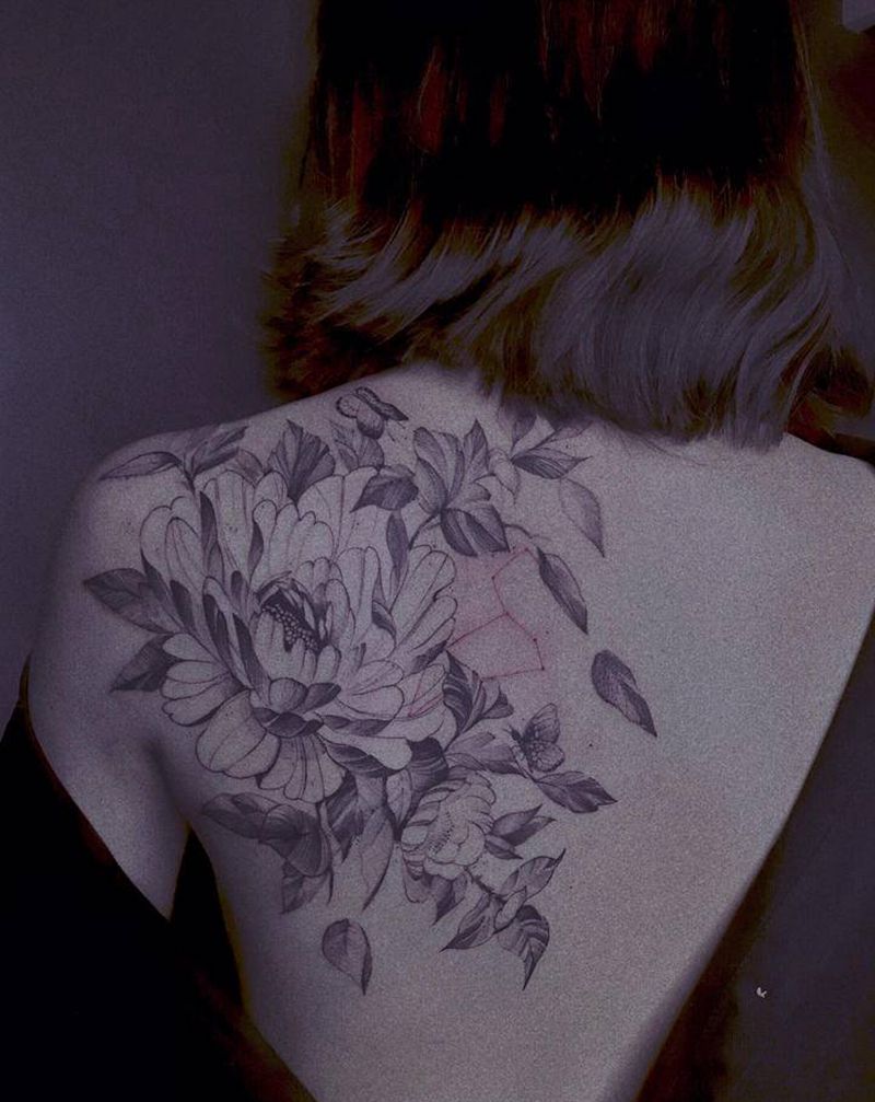 素花纹身图片_肩部欧美写实点刺纹身图案