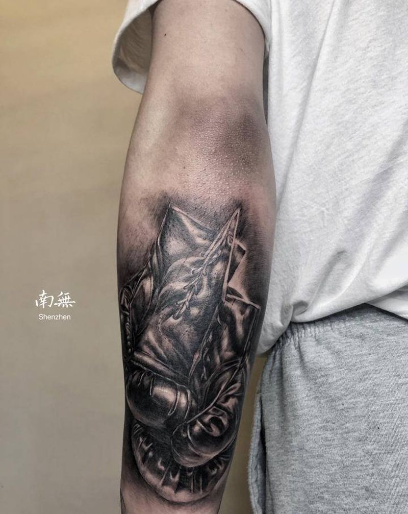 拳击手套纹身图片_手臂欧美写实纹身图案