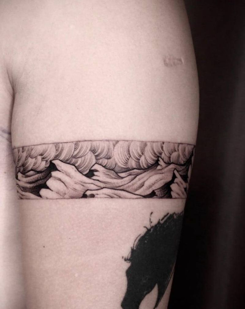 山纹身图片_手臂点刺新传统纹身图案