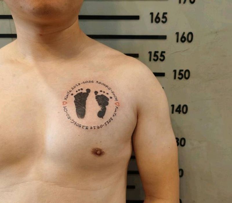 脚印纹身图片_胸部水墨纹身图案