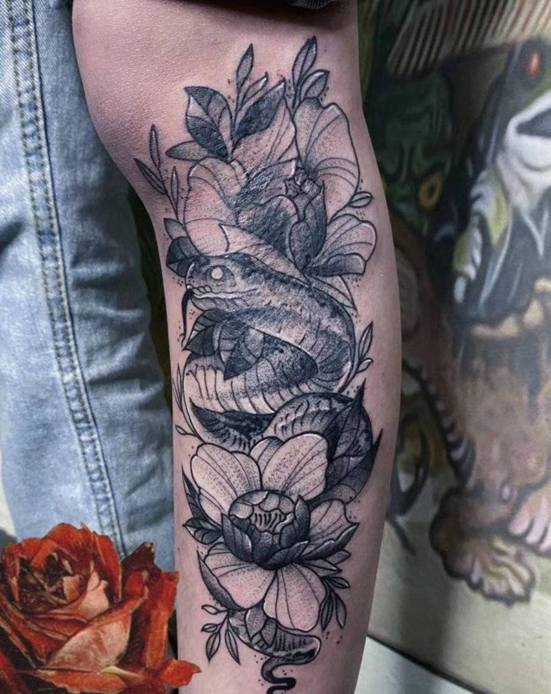 蛇纹身图片_腿部点刺纹身图案