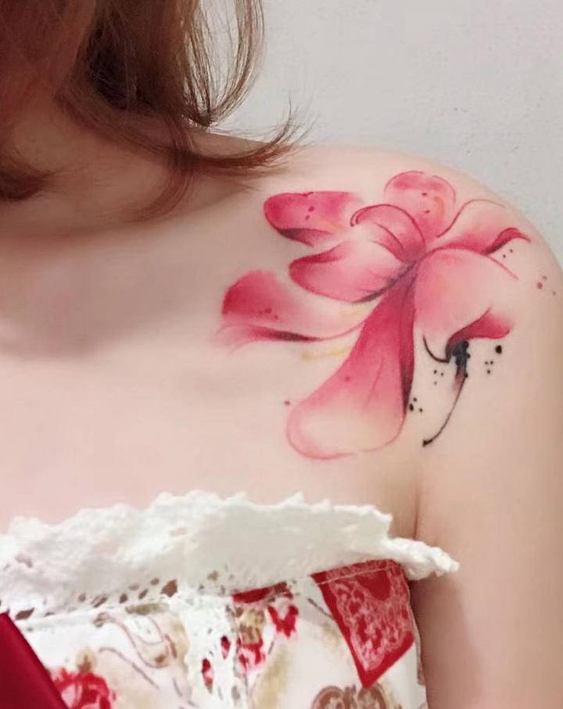 肩花纹身图片_颈部肩部水彩纹身图案