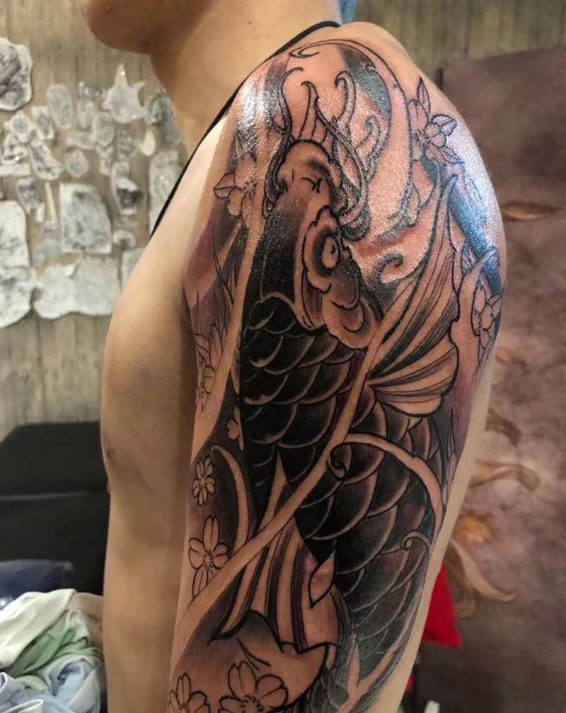 大臂鲤鱼纹身图片_手臂新传统纹身图案