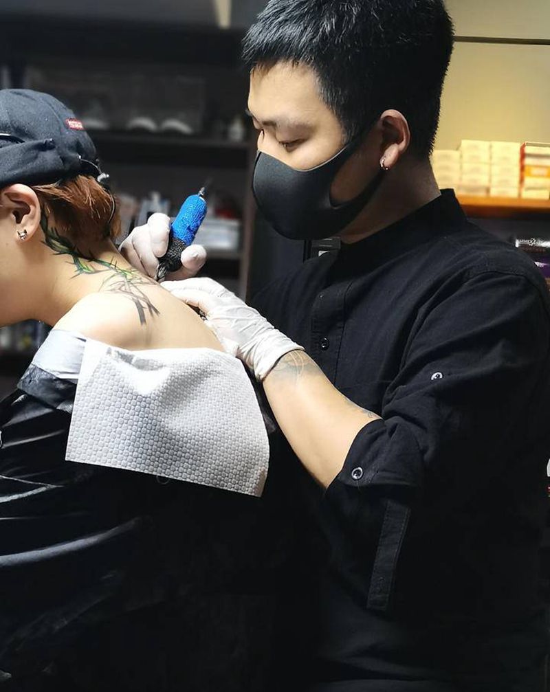 荆棘纹身图片_肩部背部欧美写实纹身图案