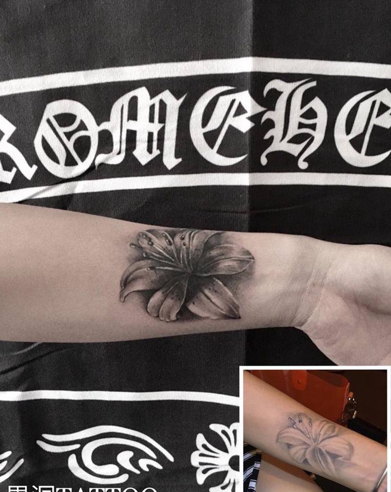 百合纹身图片_手臂欧美写实百合花修改纹身图案