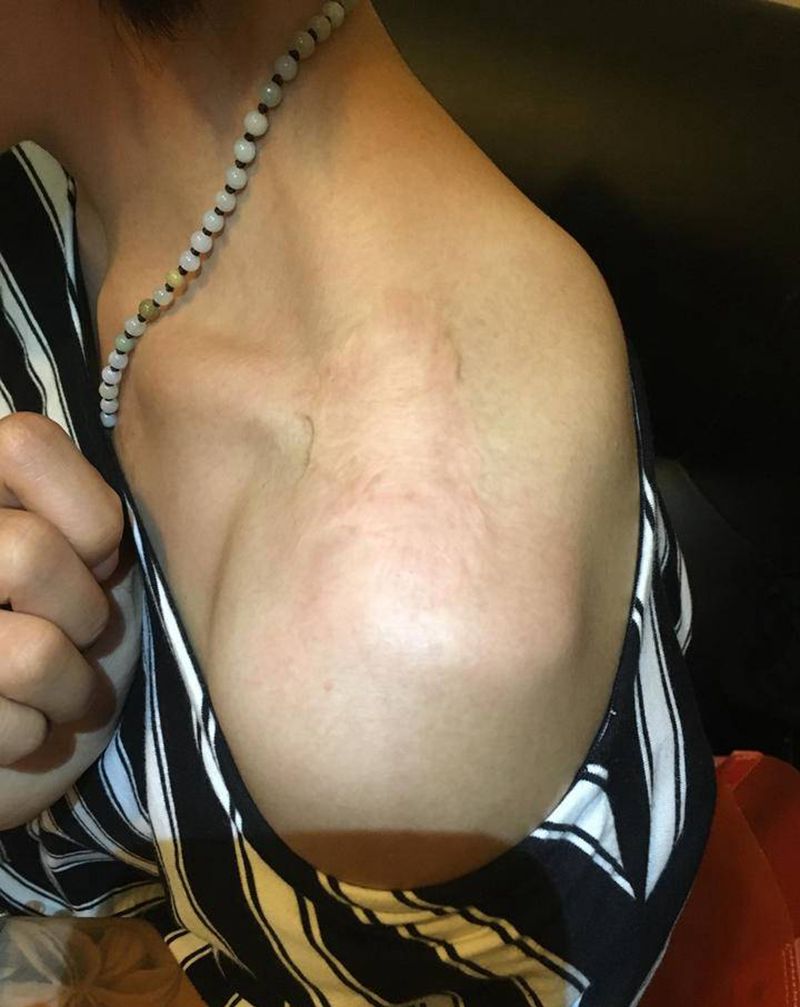 遮盖伤疤纹身图片_肩部欧美写实水彩玫瑰水墨纹身图案