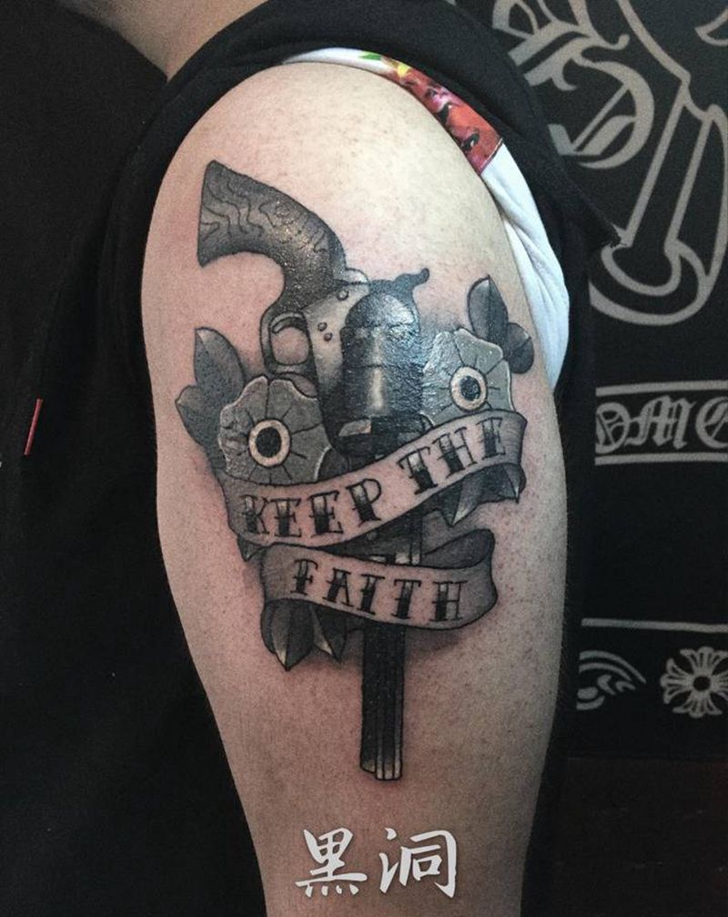 枪杀纹身图片_手臂Old School枪花花体字纹身图案