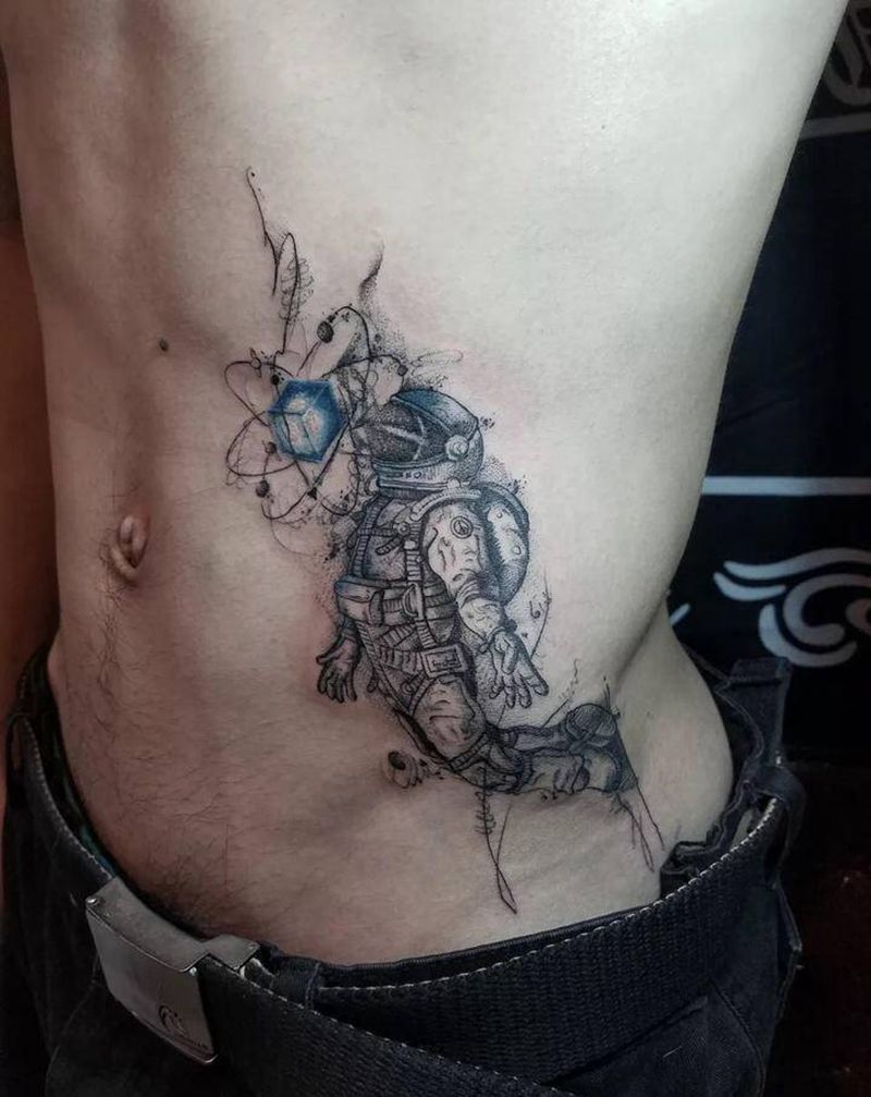 黑梦纹身图片_腰部几何水彩宇航员黒洞宇宙魔方纹身图案
