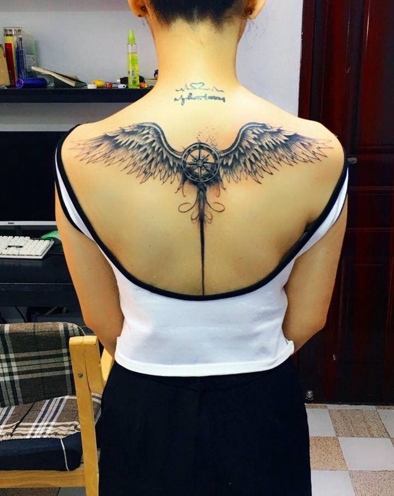 翅膀纹身图片_背部纹身图案