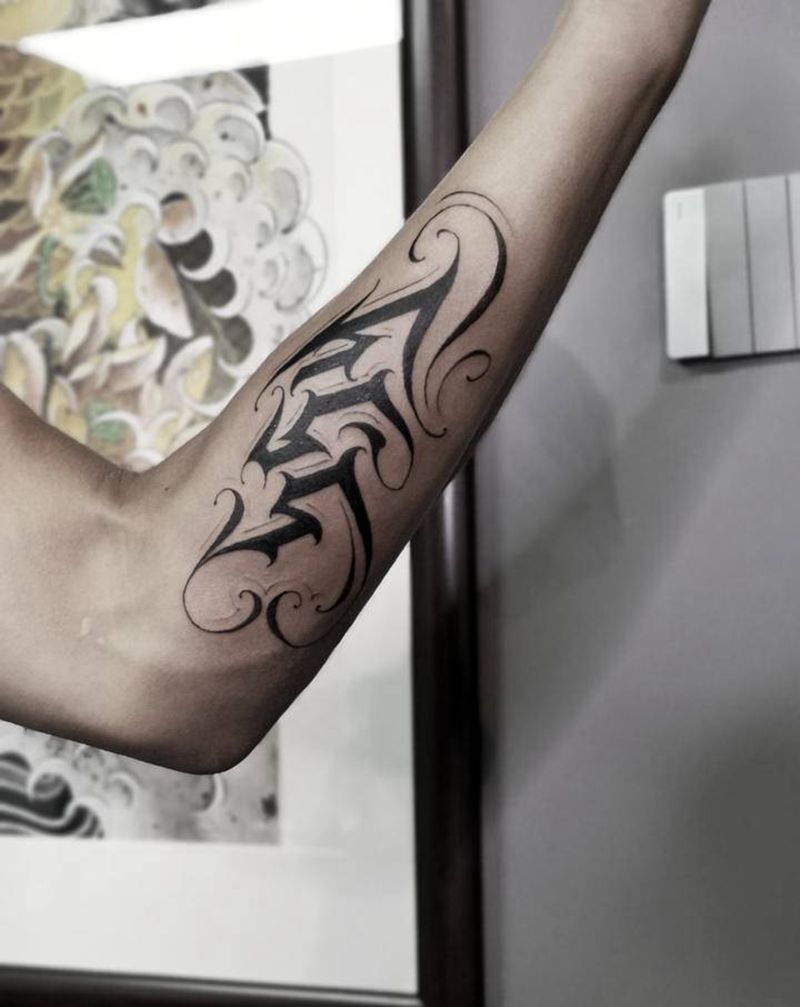 花体英文纹身图片_手臂花体字纹身图案