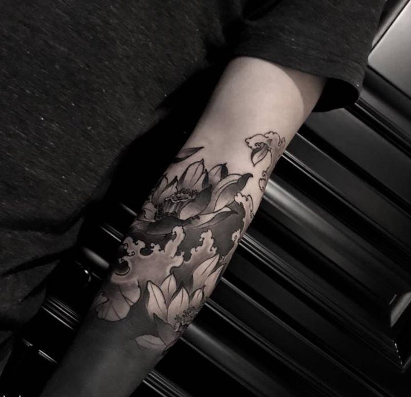 莲花纹身图片_手部手臂新传统纹身图案