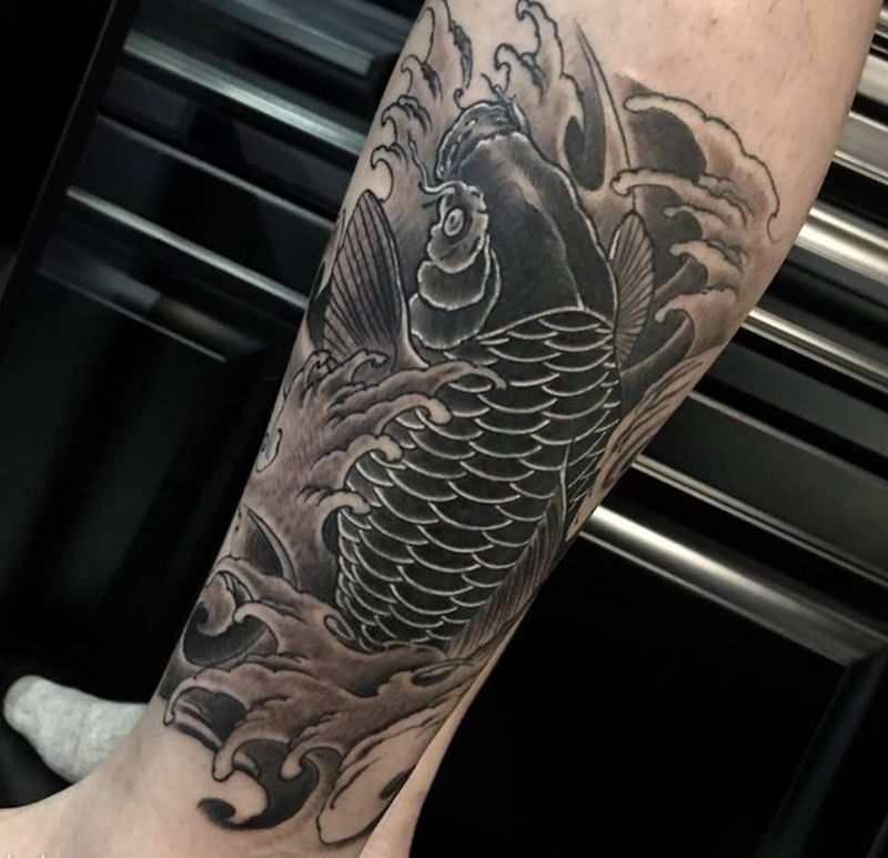 鲤鱼。纹身图片_腿部新传统纹身图案