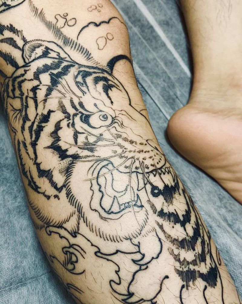 虎纹身图片_腿部新传统老虎老虎下山虎纹身图案