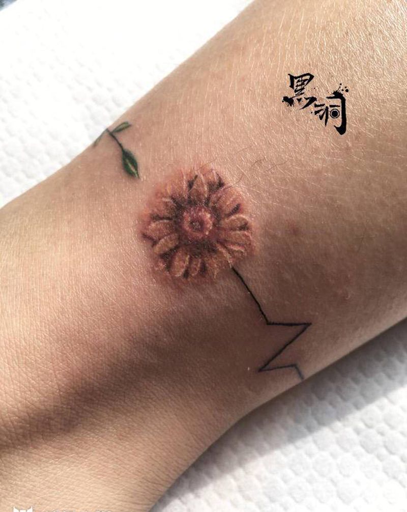 墙上的向日葵纹身图片_脚部水彩直线脚踝向日葵纹身图案