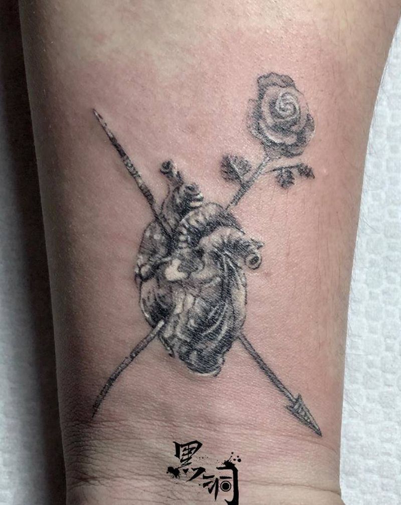 抱着盒子的某某纹身图片_手臂手部几何欧美写实心脏箭玫瑰纹身图案